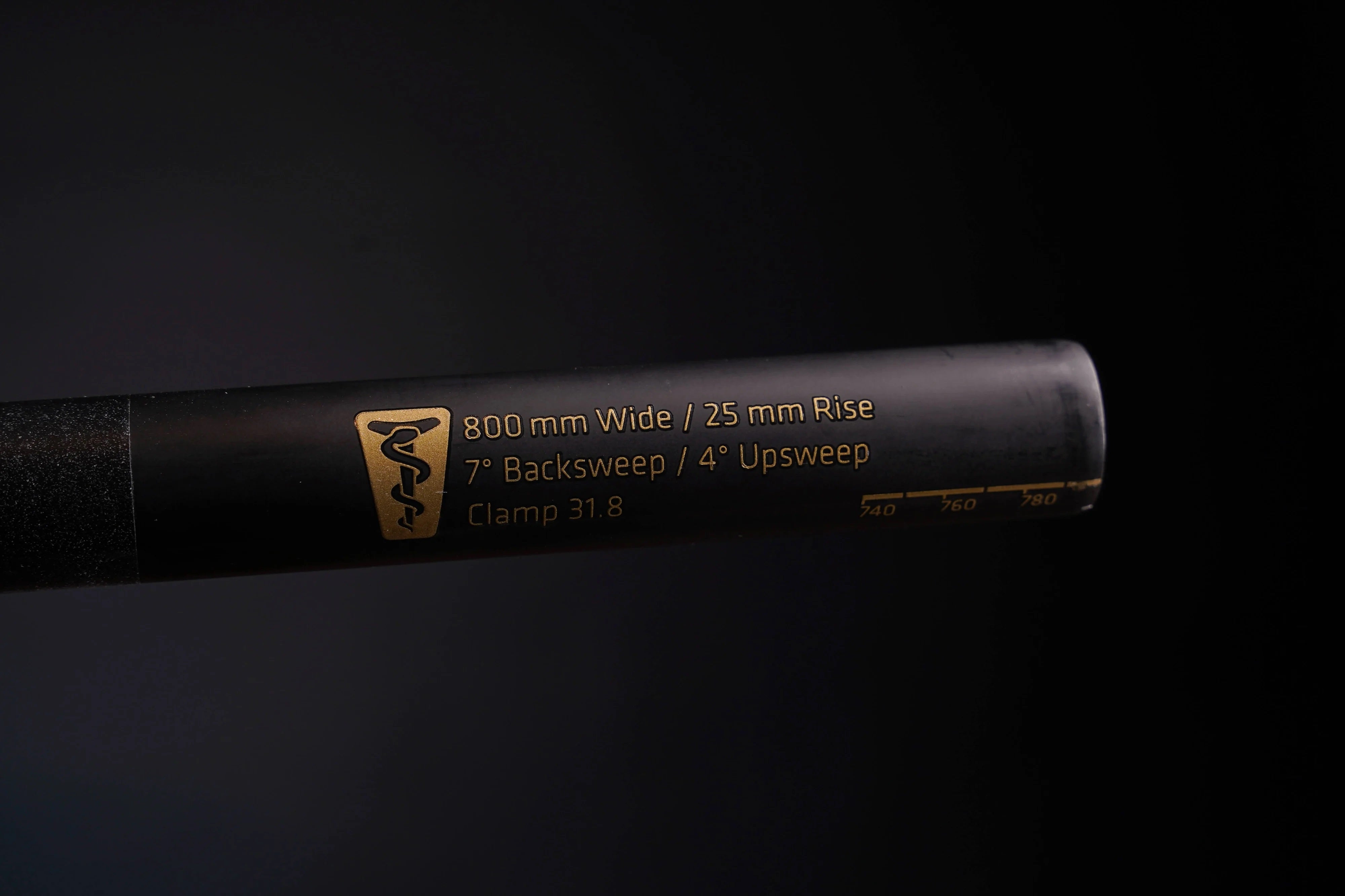 Schwarzer Fahrradlenker, 800 mm Breite, 25 mm Erhöhung, 7° Backsweep, 4° Upsweep, Klemmdurchmesser 31.8 mm.