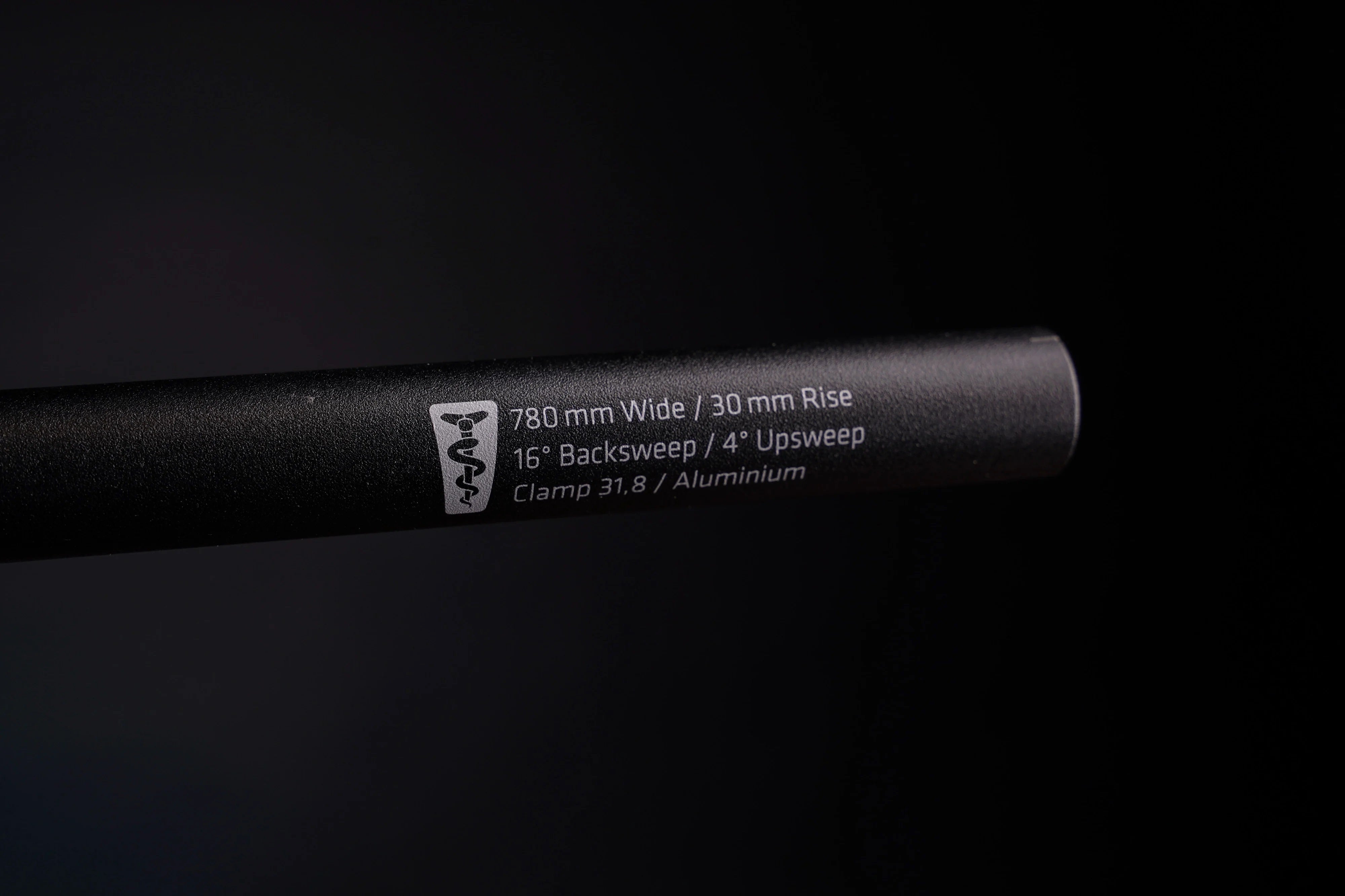 Schwarzer Aluminium-Fahrradlenker, 780 mm Breite, 31.8 mm Klemme, mit Aufdruck für Spezifikationen. Ideal für Mountainbikes.