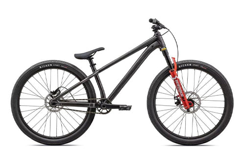 Schwarzes Dirtbike mit rot-schwarzer Federgabel und Scheibenbremsen, geeignet für Gelände- und Sprungfahrten.