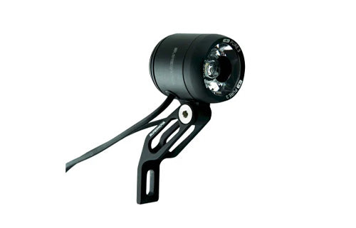 Schwarze Fahrradlampe mit Dynamoanschluss und Halterung, für den Einsatz an Fahrrädern geeignet.