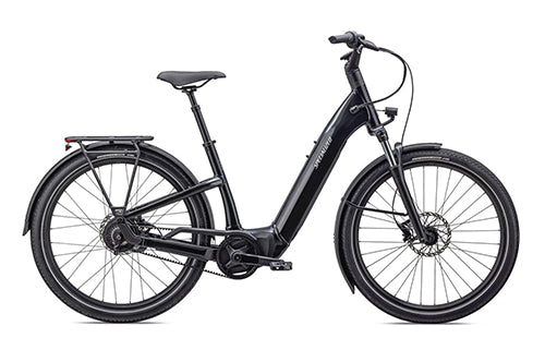 Schwarzes E-Citybike mit tiefem Einstieg, Gepäckträger und Schutzblechen, geeignet für urbanes Fahren.
