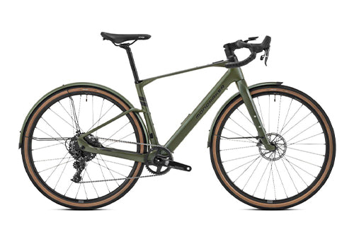 Grünes Cannondale E-Rennrad mit Scheibenbremsen und Schutzblechen, geeignet für vielseitiges Fahren.