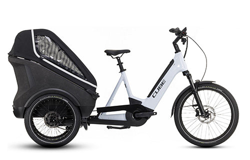 Weißes Cube E-Lastenrad mit Kindersitz und Verdeck, ideal für Familien oder Transport.