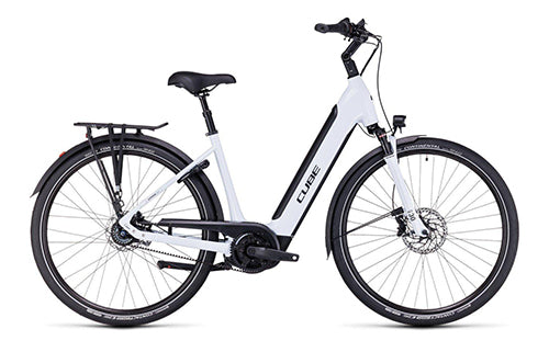 Elektrisches Citybike Cube, weiß, mit tiefem Einstieg, Gepäckträger und Scheibenbremsen, ideal für urbane Fahrten.