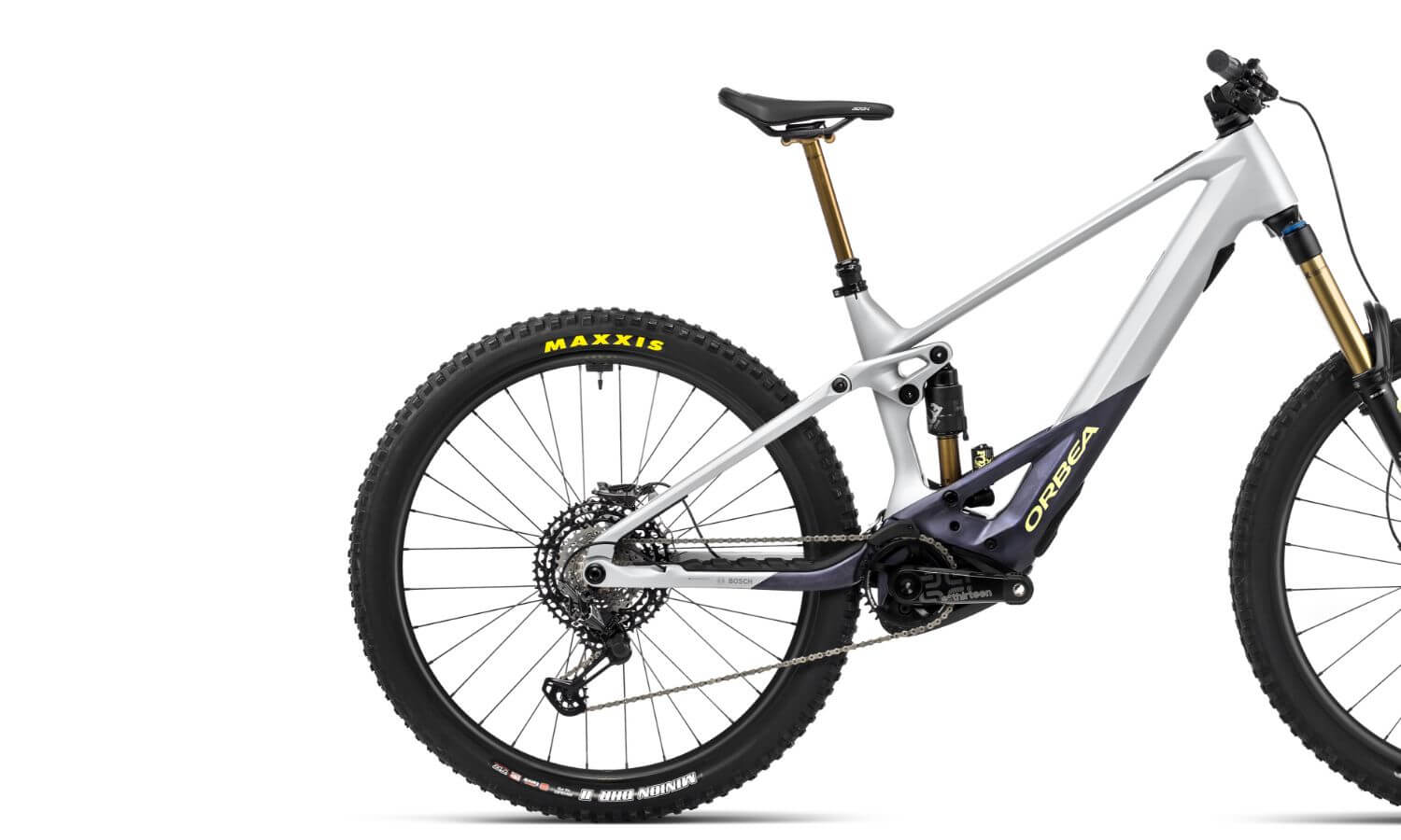 Orbea Wild E-Mountainbike, seitliche Ansicht, weiß-lila Rahmen, Maxxis-Reifen, Federgabel, ideal für Geländefahrten.