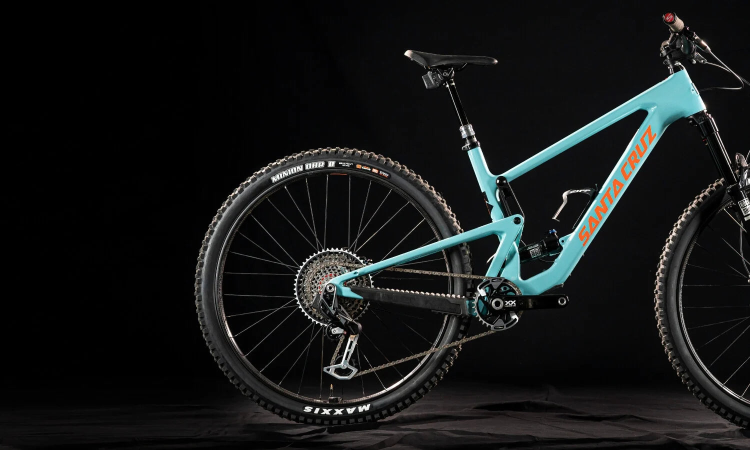 Santa Cruz Mountainbike, türkis, mit Maxxis Reifen und SRAM X0 Eagle Antrieb. Ideal für Mountainbiker.