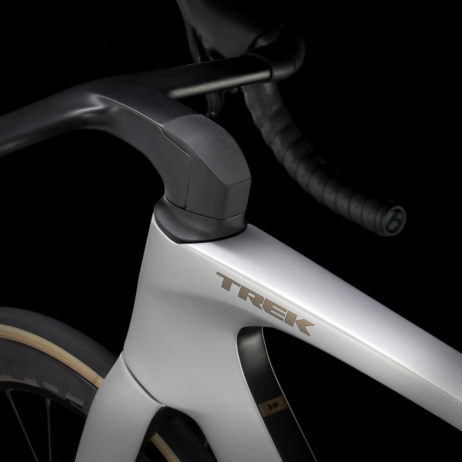 Trek Madone Rennrad-Detail in Silber mit aerodynamischem Rahmen, ideal für Radsport-Enthusiasten.