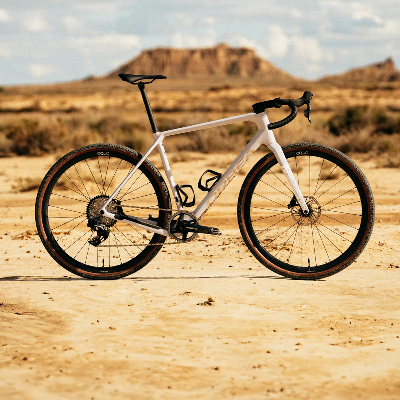 Modernes Orbea Gravelbike vor einer Wüstenlandschaft, geeignet für abenteuerlustige Radfahrer und Offroad-Touren.