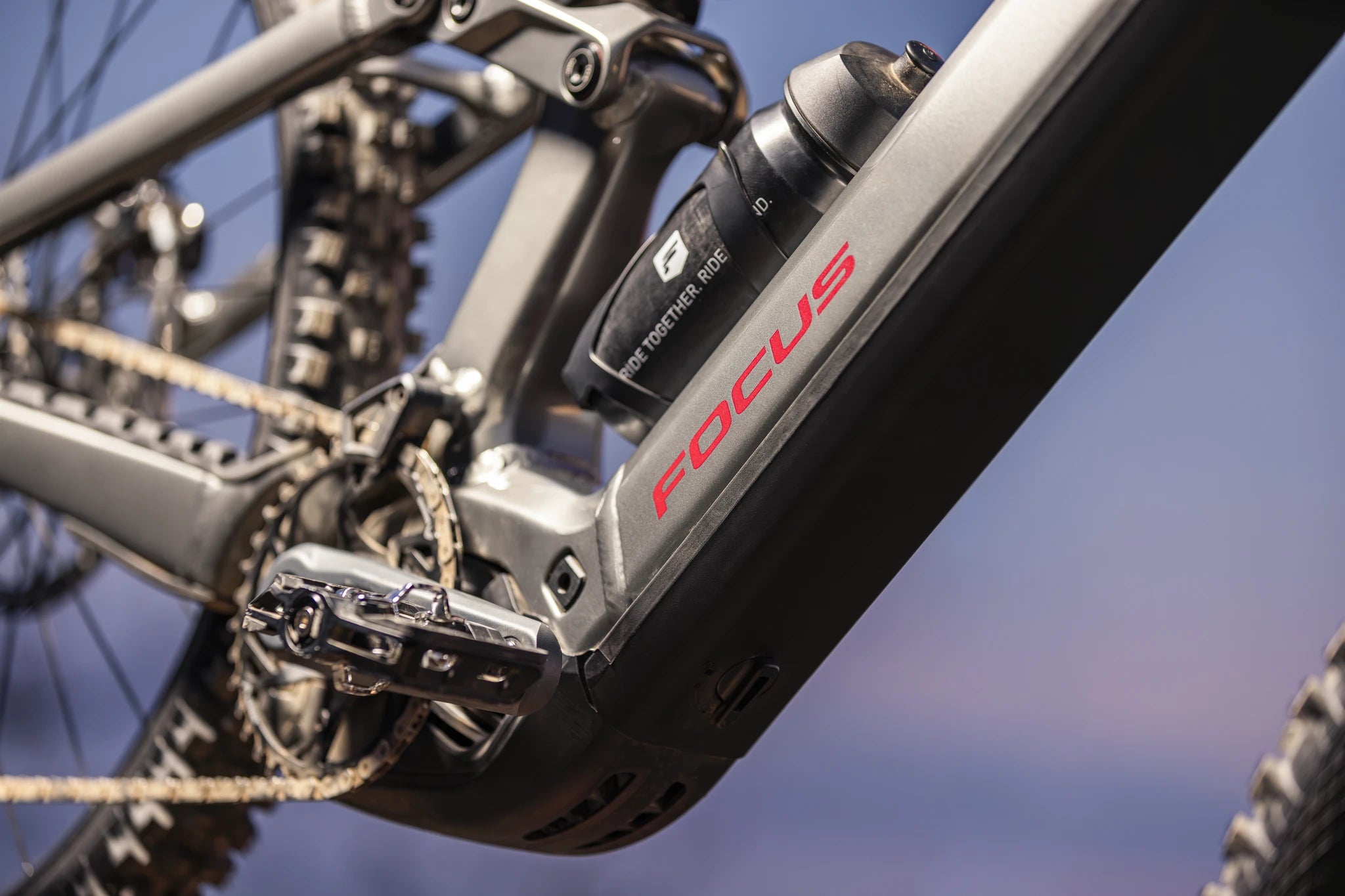Elektromountainbike Focus SAM², Nahaufnahme des Pedalantriebs und Dämpfers, robust für anspruchsvolle Trails.