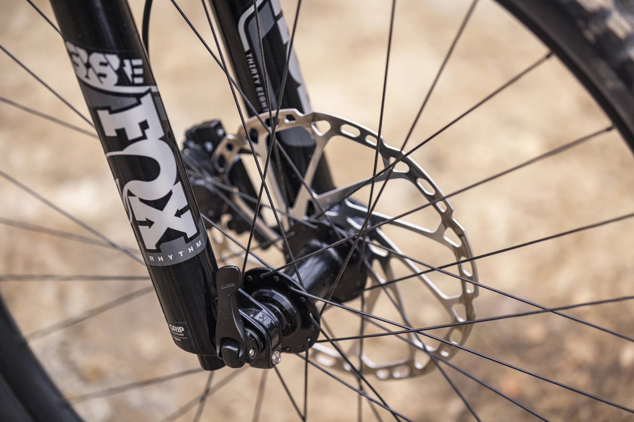 Nahaufnahme einer Fahrradscheibenbremse mit FOX-Federgabel, geeignet für Mountainbikes.