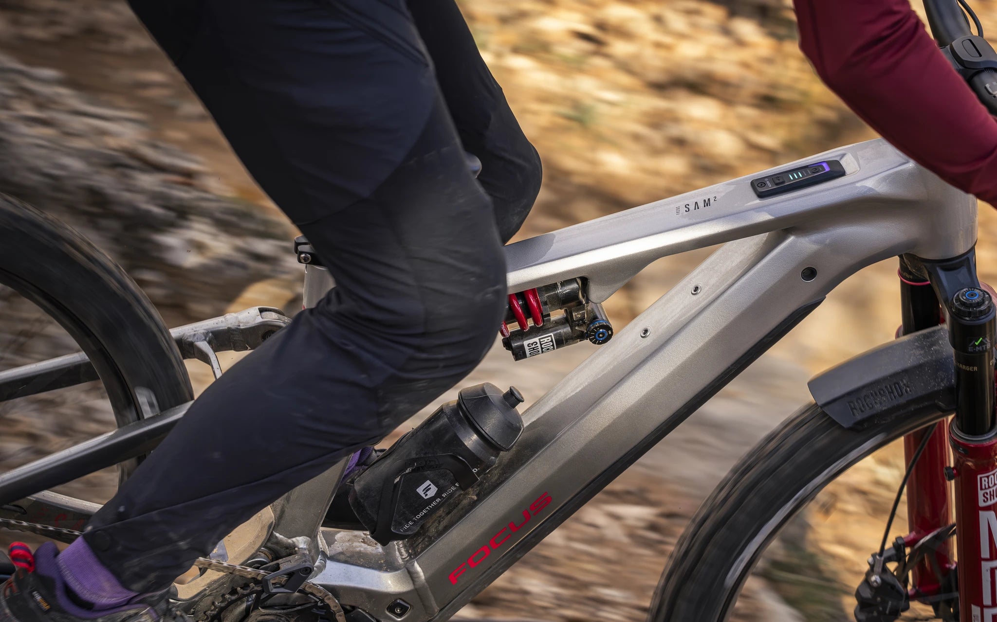 Focus E-MTB Sam²: Ein modernes E-Mountainbike, ideal für Offroad-Abenteuer mit robustem Design und integriertem Dämpfer.