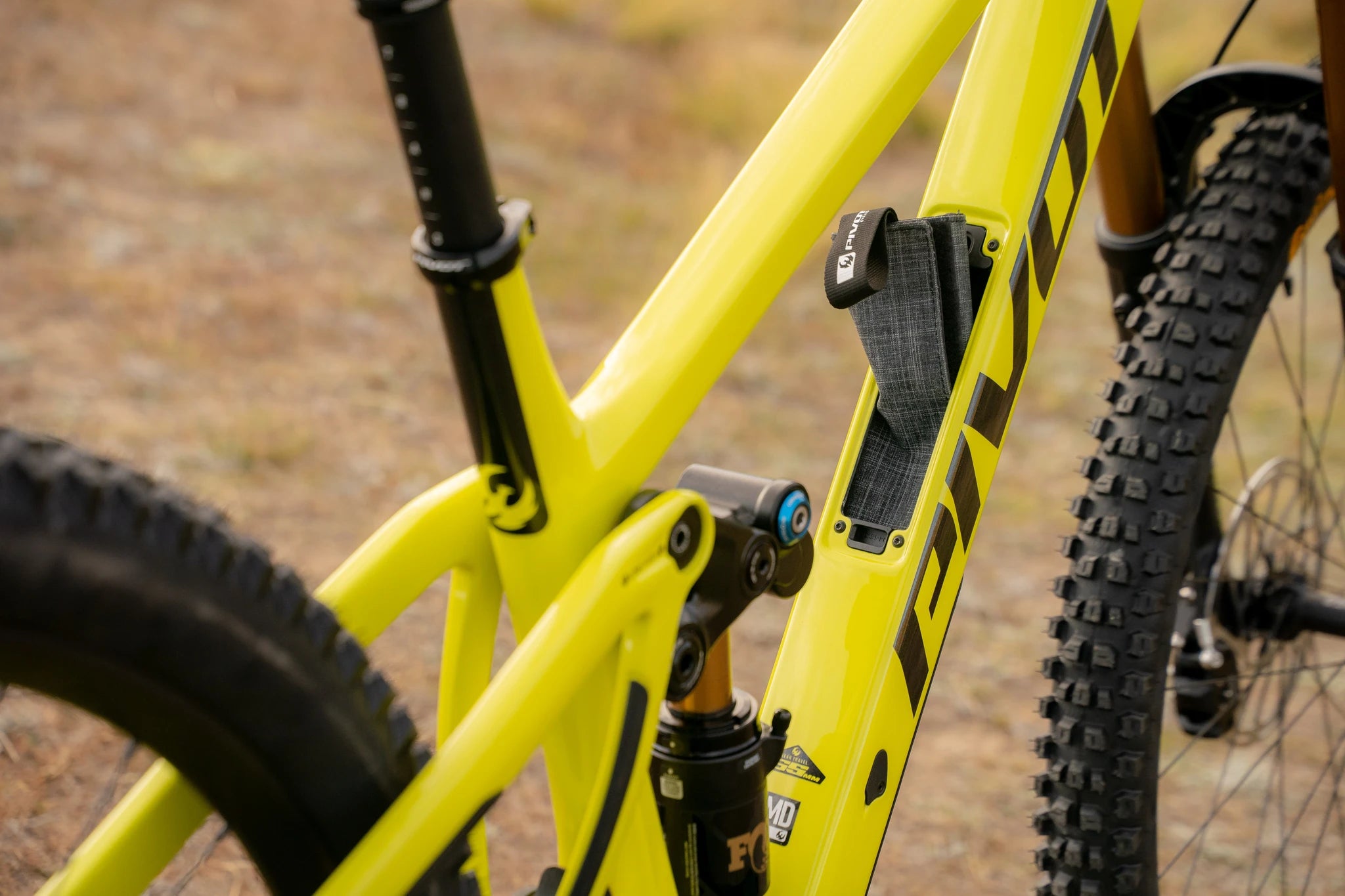 Gelbes Mountainbike des Modells Pivot Firebird, teils sichtbar, ausgelegt für Offroad-Nutzung und Abenteuersport.