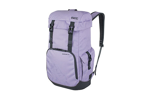 Lila Evoc Rucksack Mission 22L, ideal für Freizeit und Alltag, mit Schnallen und Seitentaschen.