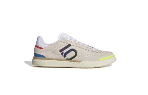 Beiger Freizeitschuh mit mehrfarbigen Akzenten, geeignet für Freizeit und Trekking. Linksseitige Ansicht.