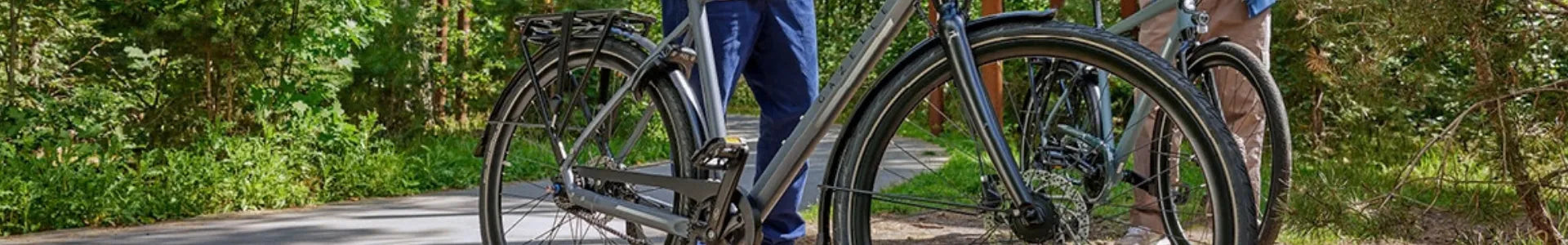 Zwei Personen mit Gazelle Bikes auf einem Waldweg, ideal für entspannte Fahrten in der Natur.