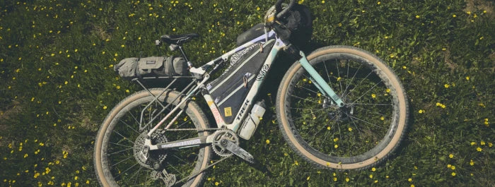 Gravelbike Zuebhör. Entdecke Taschen, Flaschen, Helme Trinkhalter speziell für Gravelbikes