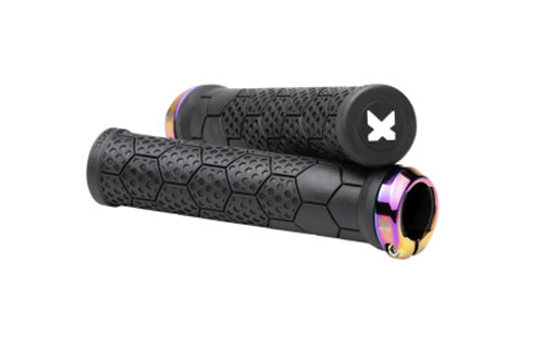 Schwarze Fahrradgriffe mit hexagonalem Muster und bunten Endkappen, geeignet für Mountainbikes.