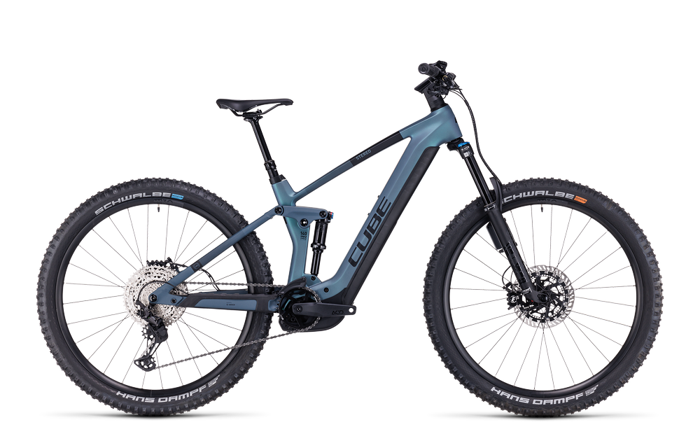 Cube Stereo Hybrid 140 E-Mountainbike, blau, vollgefedert, für off-road Abenteuer, geeignet für sportliche Radfahrer.