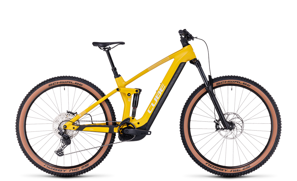 Gelbes Cube Stereo Hybrid 140 E-Mountainbike mit Schwalbe Reifen und vollgefedertem Rahmen, ideal für Offroad-Trails.