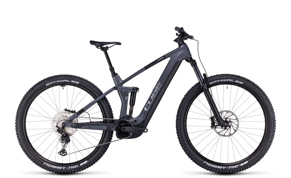Graues Cube Stereo Hybrid 140 E-Mountainbike mit Federung, geeignet für Geländeabenteuer, mit Schwalbe Reifen.