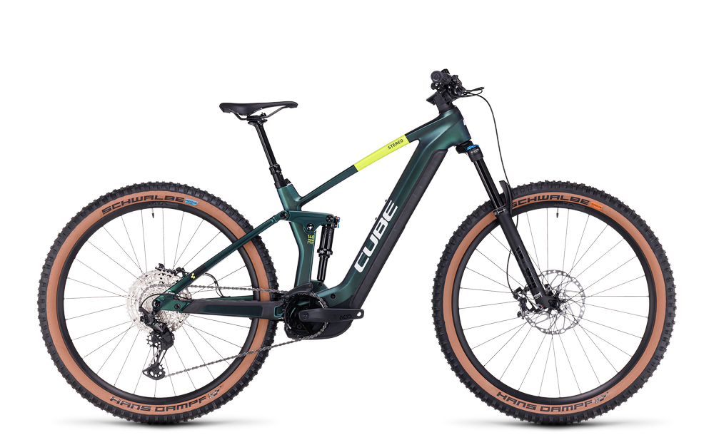 Cube Stereo Hybrid 140 E-Mountainbike in Grün mit Schwalbe-Reifen, ideal für Geländeabenteuer.