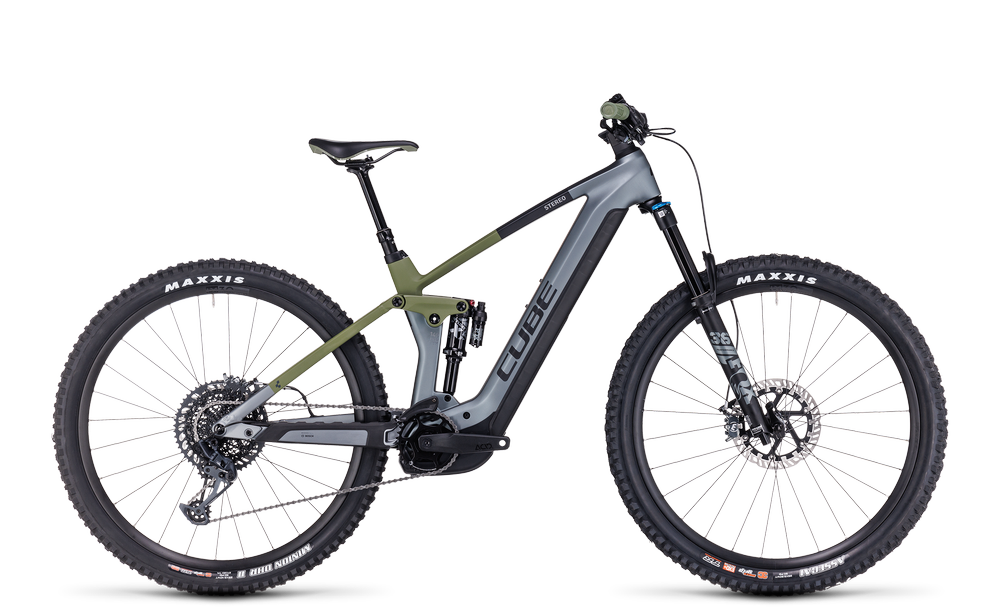Cube Stereo Hybrid 140 E-Mountainbike in Grau und Grün, ideal für Geländefahrten.