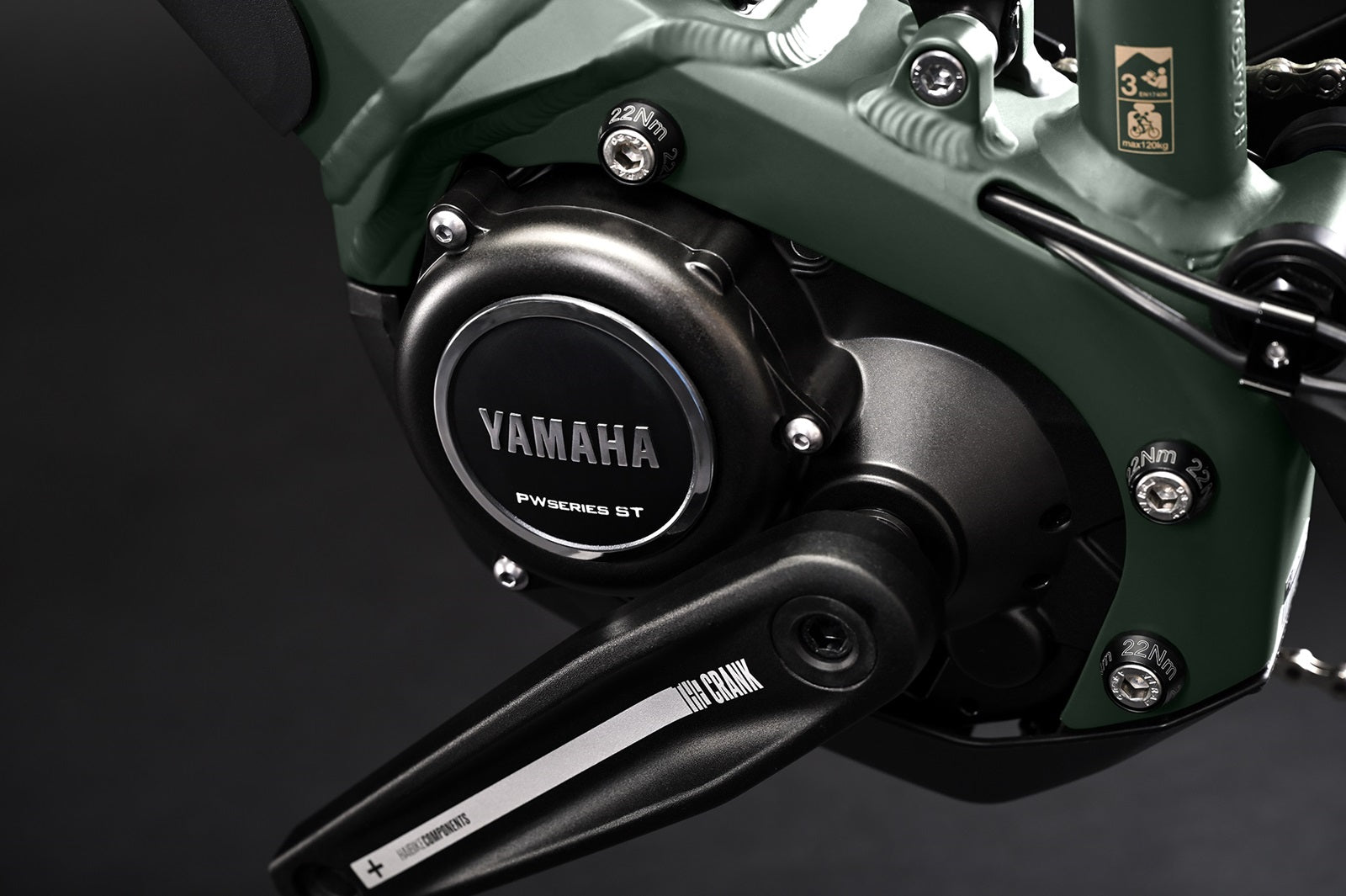 Nahaufnahme eines Yamaha PWseries ST E-Bike-Motors an einem Haibike Alltrack mit einem massiven Kurbelarm.