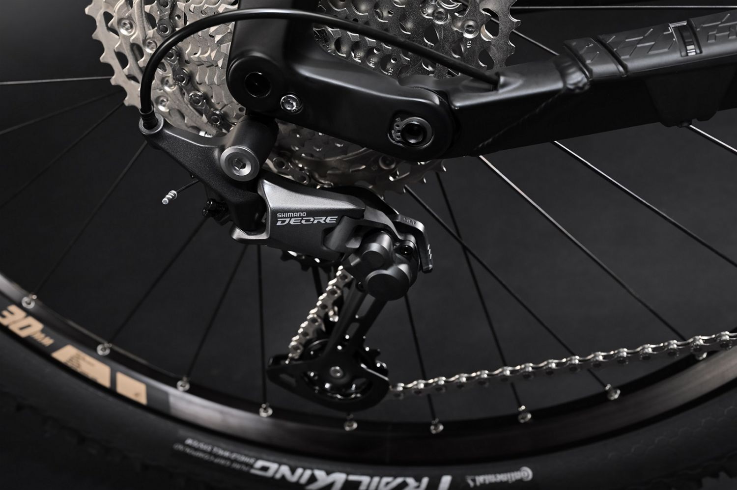 Nahaufnahme eines Shimano Deore Schaltwerks an einem Haibike Alltrail Fahrrad, geeignet für Mountainbiking.