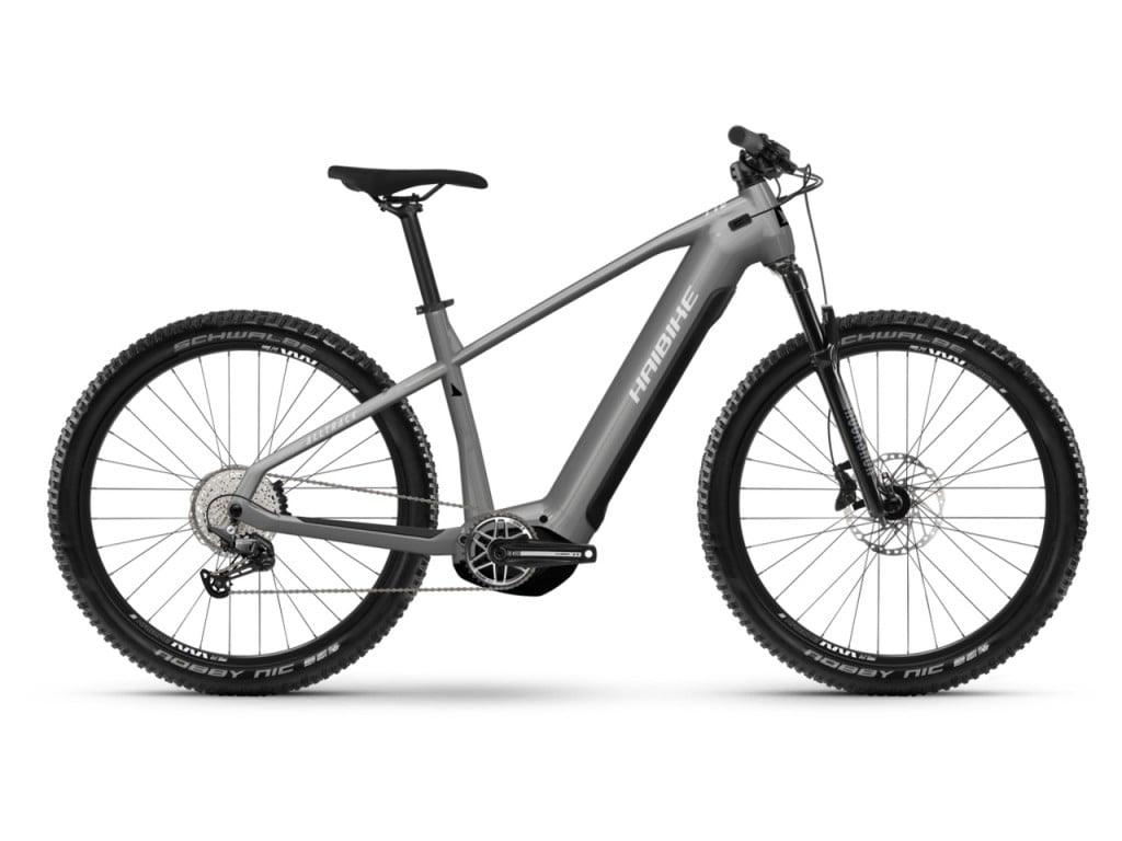Graues Haibike Alltrack E-Mountainbike mit robustem Rahmen und breiten Reifen für Offroad-Abenteuer.