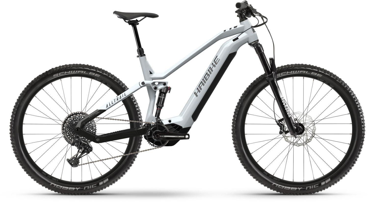 Weißes Haibike AllTrail E-Mountainbike mit Vollfederung und robusten Reifen, geeignet für anspruchsvolles Gelände.