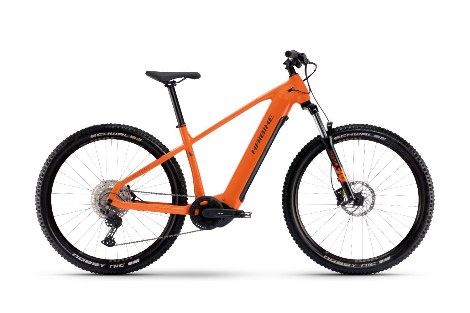 Orange Haibike E-MTB Hardtail, robustes Design für Geländefahrten, Shimano-Komponenten, geeignet für Outdoor-Enthusiasten.