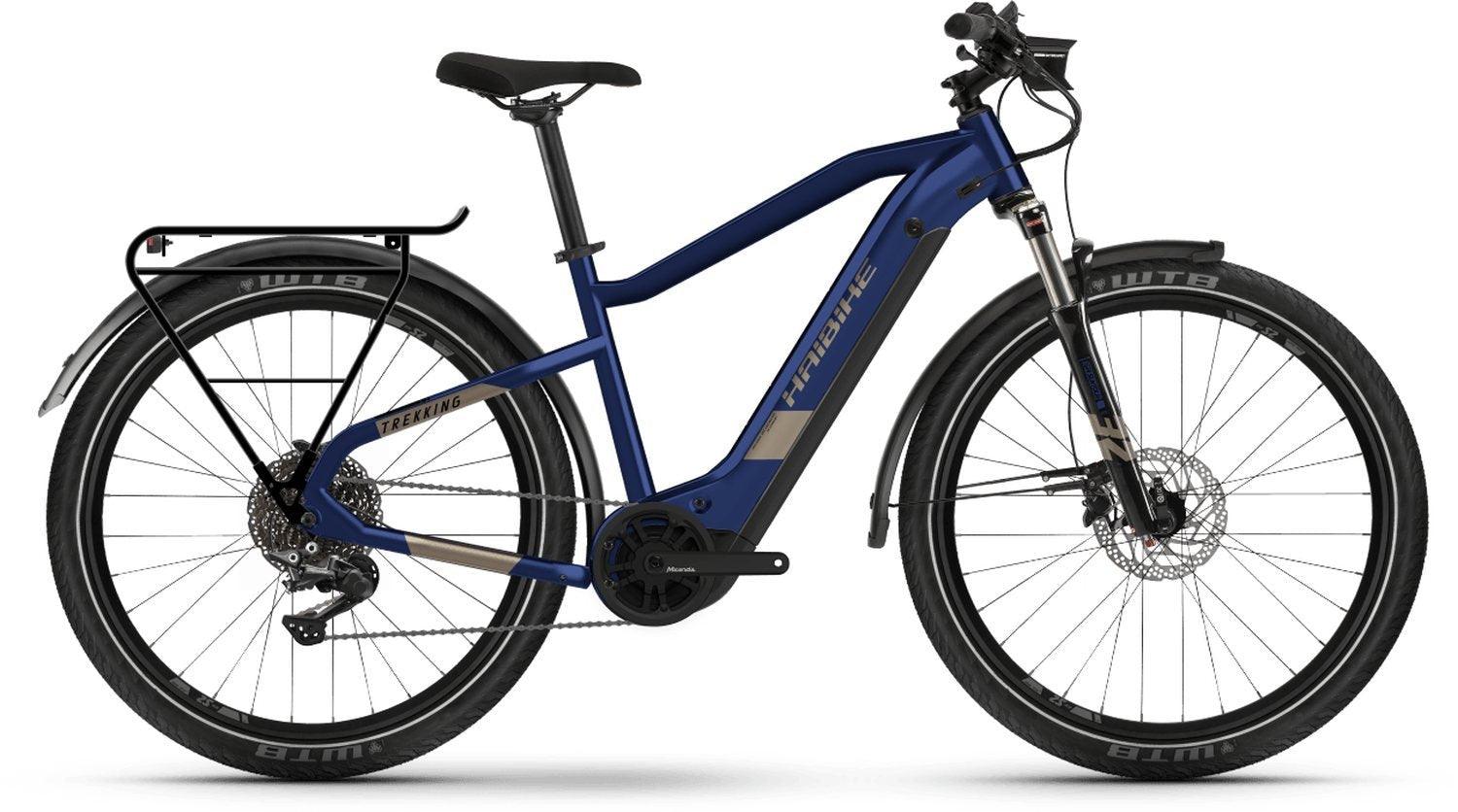 Haibike Trekking E-Bike in Blau, ideal für Stadtfahrten und Touren, ausgestattet mit Gepäckträger und Scheibenbremsen.