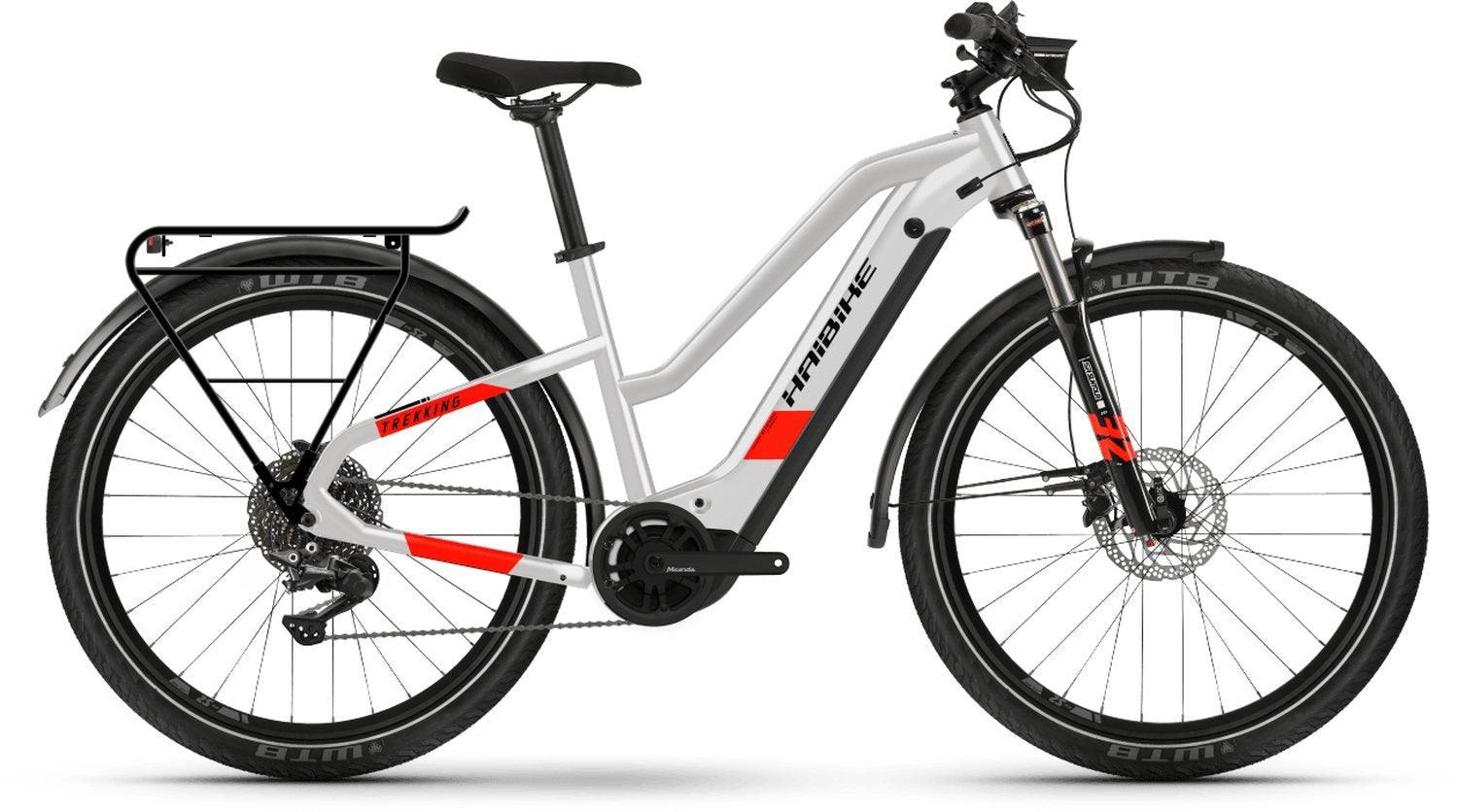 Weißes Haibike E-Trekkingrad mit tiefem Einstieg, perfekt für urbane und lange Fahrten. Ideal für Pendler und Outdoor-Liebhaber.
