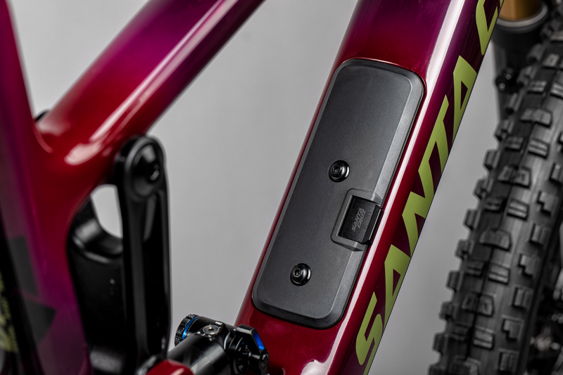 Nahaufnahme eines Santa Cruz Hightower Mountainbike-Rahmens in Rot mit schwarzem Beschlag und grobstolligem Reifen.