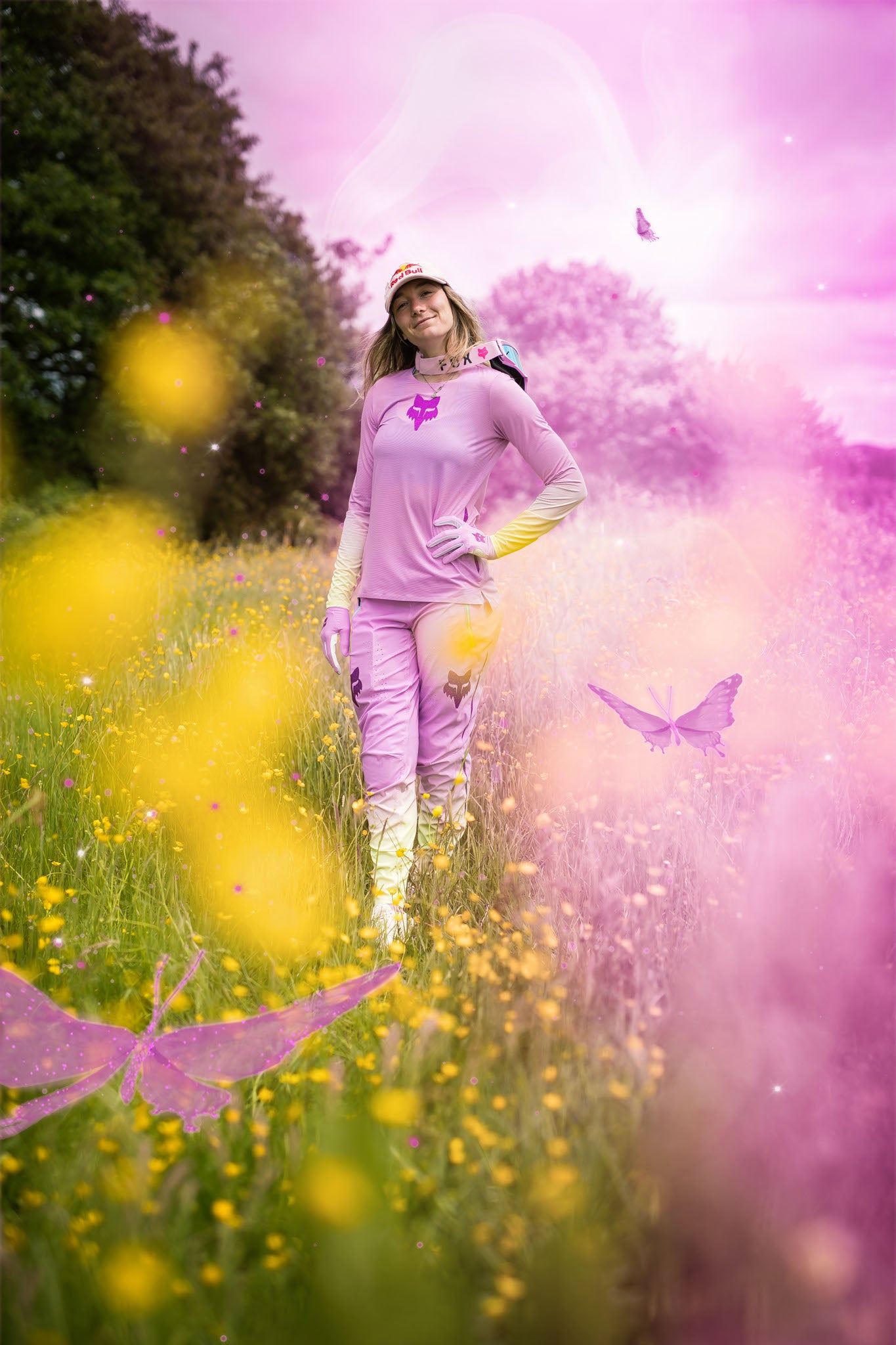 Person in rosa Fox-Bekleidung mit Schmetterlingsmotiven auf blühender Wiese, aus der Kollektion Fox-Tahnee-Seagrave.