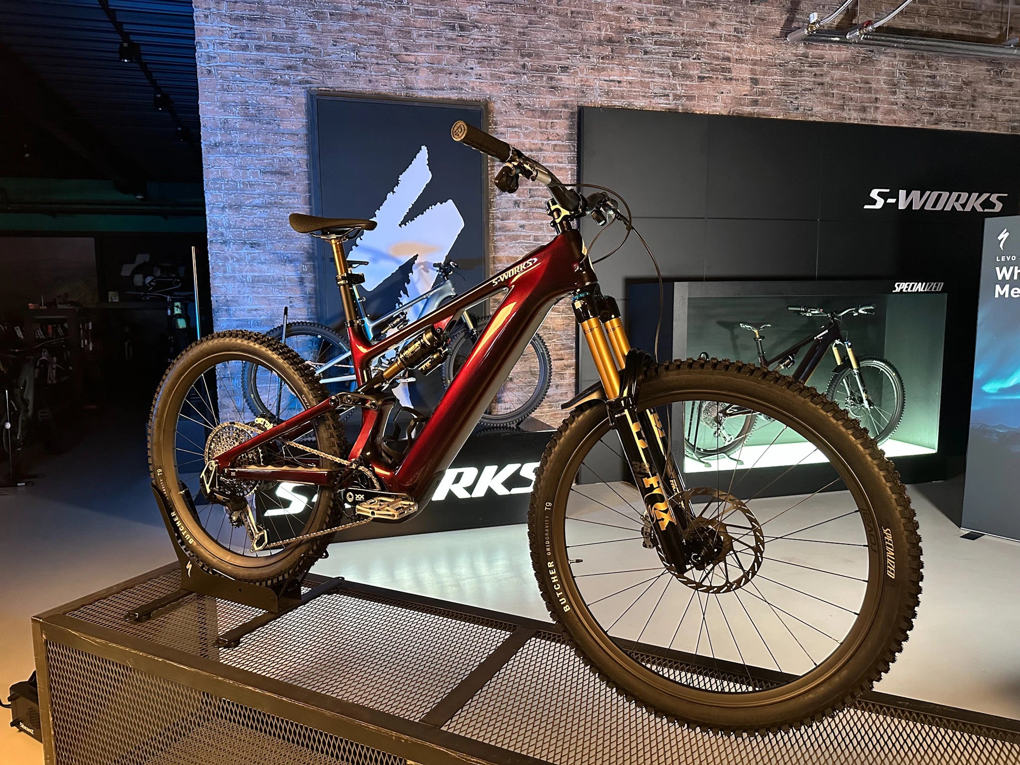 Specialized S-Works Turbo Levo E-Mountainbike in einem Geschäft, geeignet für fortgeschrittene Mountainbiker.