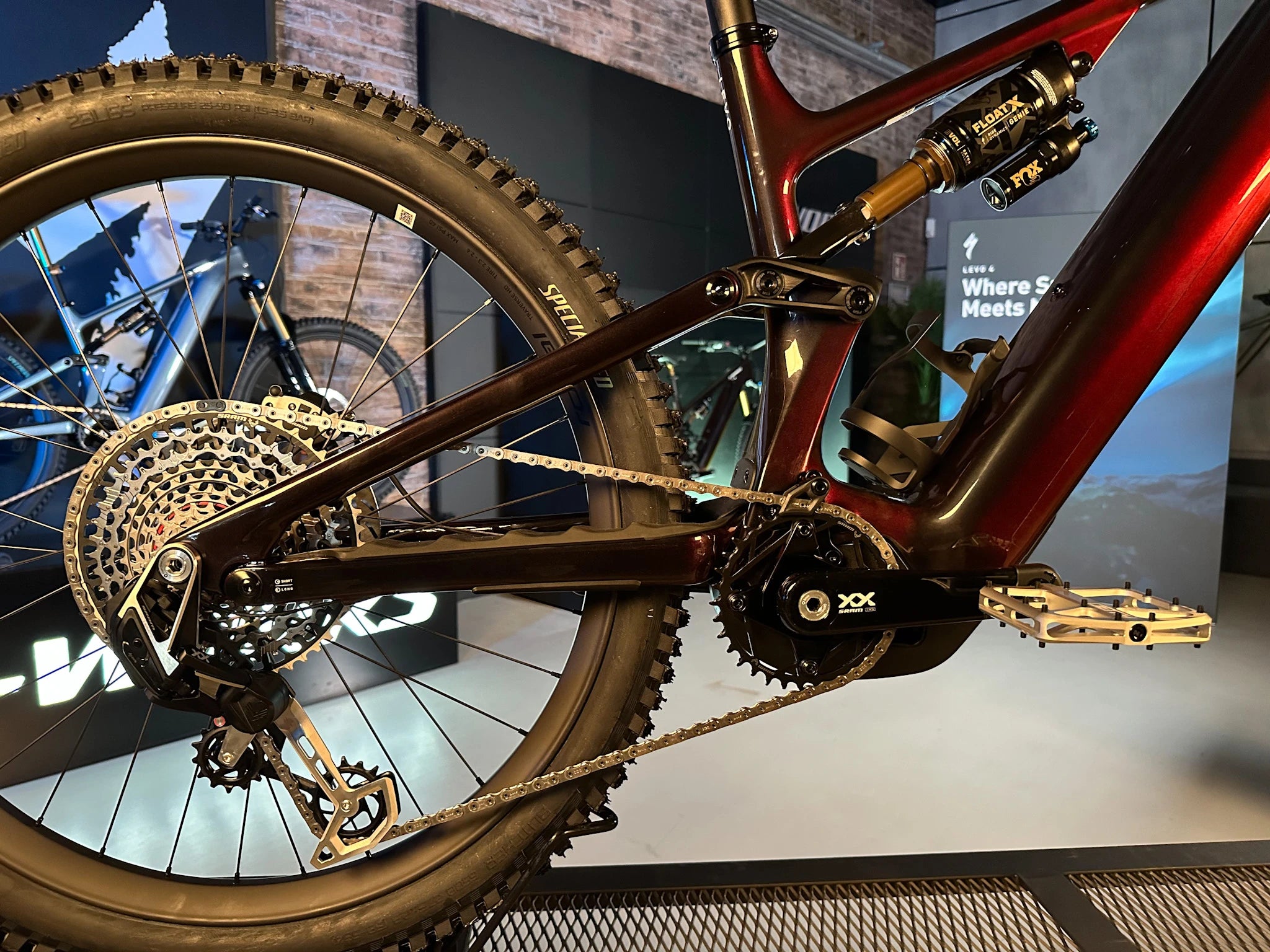Detailaufnahme eines Specialized Turbo Levo Mountainbikes mit SRAM XX1 Komponenten und Fox Dämpfer, Fokus auf Hinterrad.
