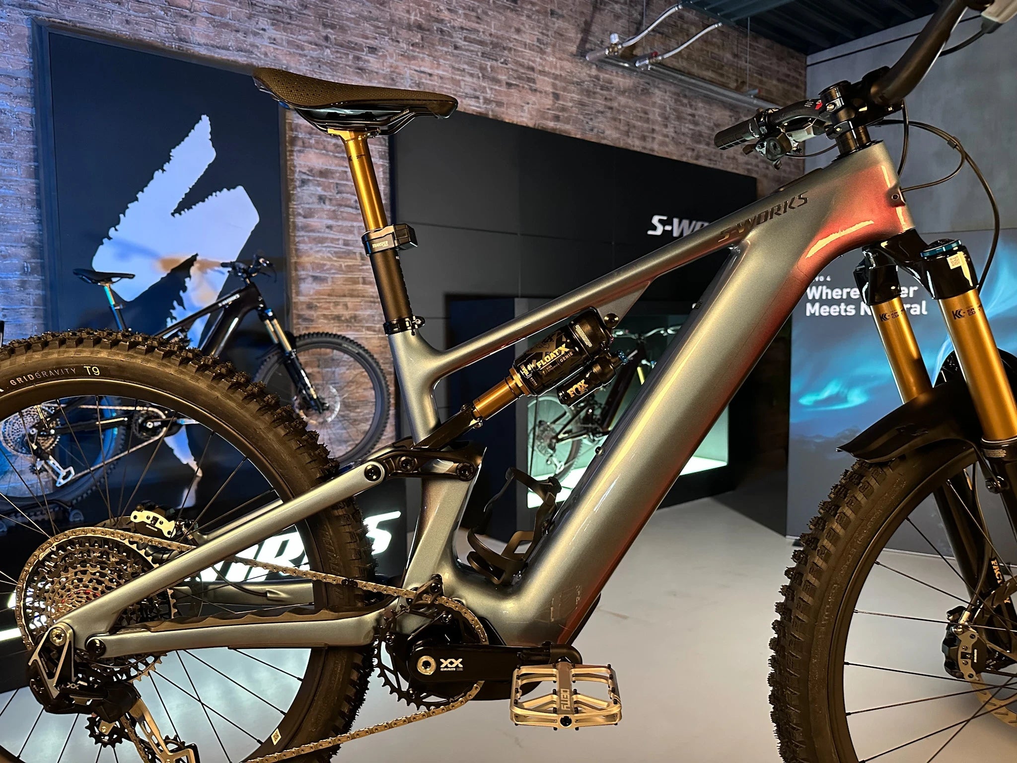 Specialized Turbo Levo Elektrisches Mountainbike, silbernes Modell, im Showroom ausgestellt. Ideal für Offroad-Enthusiasten.