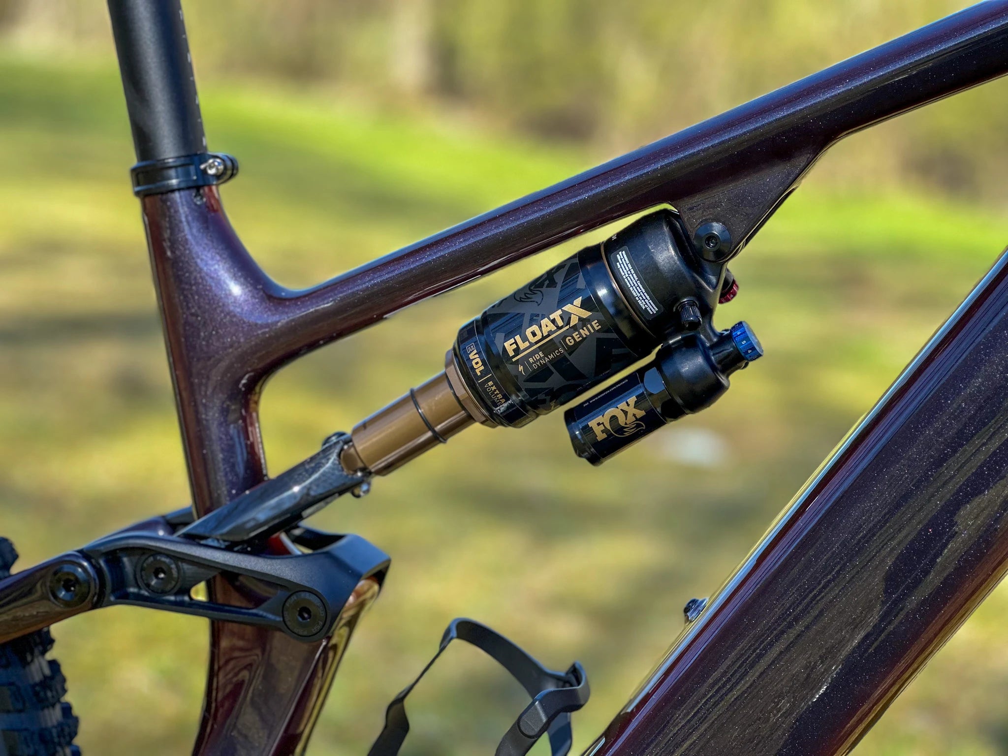 Nahaufnahme eines Fahrradrahmens mit Fox Float X Dämpfer an einem Specialized Turbo Levo Mountainbike.