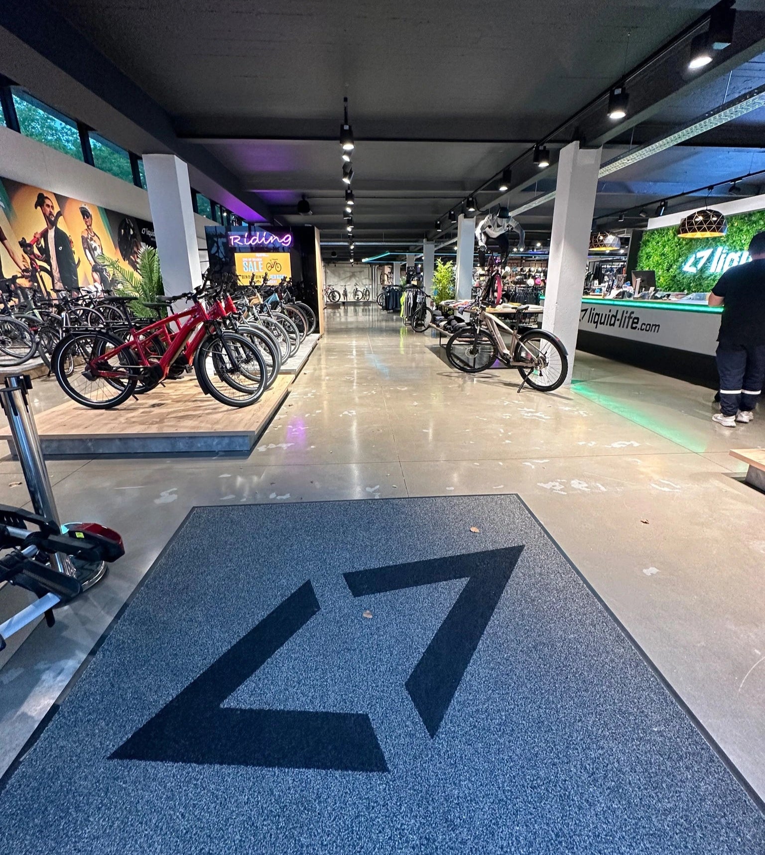 Fahrradladen-Interieur mit ausgestellten Fahrrädern und Zubehör; gut beleuchteter, moderner Verkaufsraum.