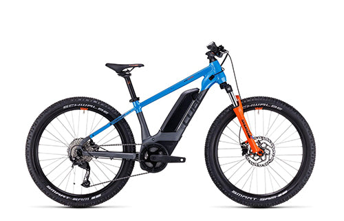 Blaues Cube E-Bike Hardtail, 24 Zoll Reifen, geeignet für Geländefahrten mit Shimano-Komponenten.