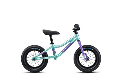 Kinder-Lauflernrad in Türkis mit lila Gabel, schwarzem Sattel und Reifen, geeignet für Balance-Übungen.