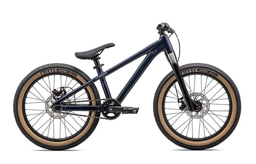 20-Zoll-Kinderfahrrad mit blauem Rahmen, Scheibenbremsen und dick profilierten Reifen. Ideal für Geländefahrten.