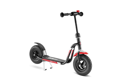 Schwarzer Kinder-Roller mit rotem Schutzblech und Luftreifen, geeignet für Outdoor-Aktivitäten, Marke Puky.