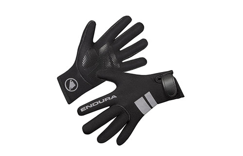 Schwarze Kinderhandschuhe von Endura, geeignet für Outdoor-Aktivitäten, mit reflektierenden Streifen und Logo.