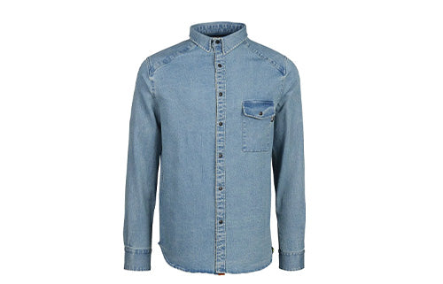 Hellblaues Langarm-Jeanshemd mit Knopfleiste und Brusttasche, ideal für Freizeitkleidung.