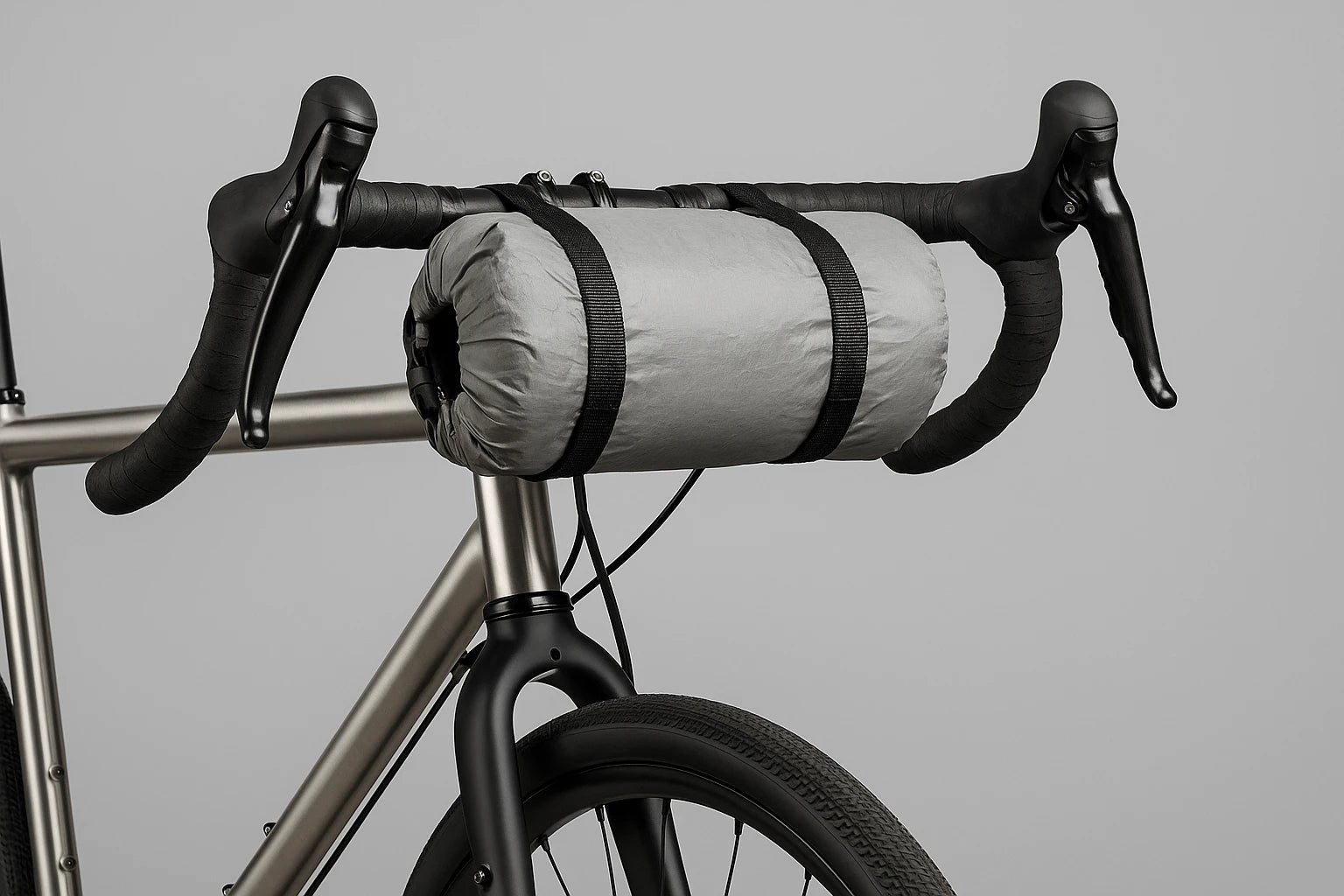 Lenkerrolle / Lenkertasche montiert an einem Rennrad Lenker