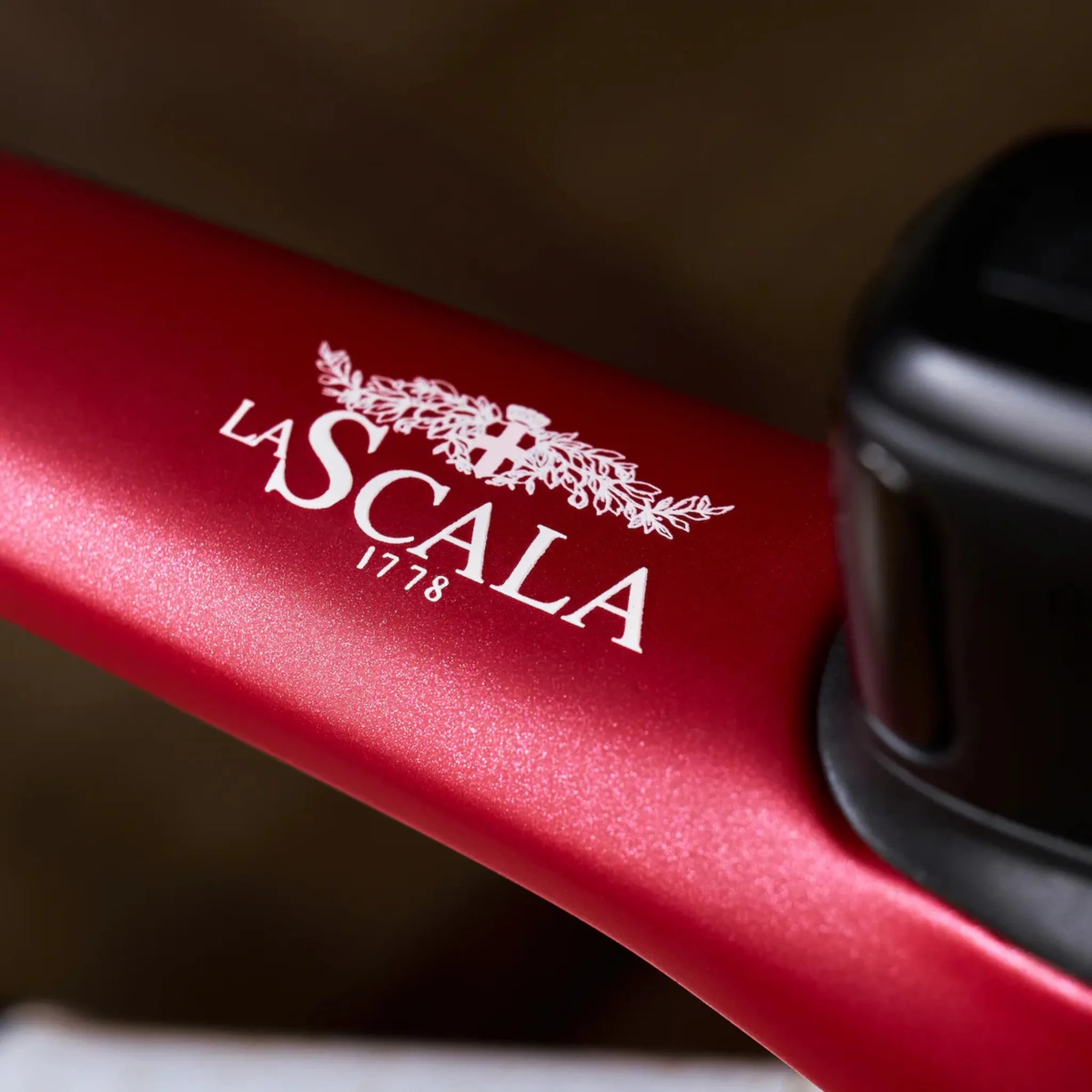 Nahaufnahme eines Colnago C72 Rennradrahmen mit dem Schriftzug "LA SCALA 1778" in Weiß, mit dekorativem Emblem.
