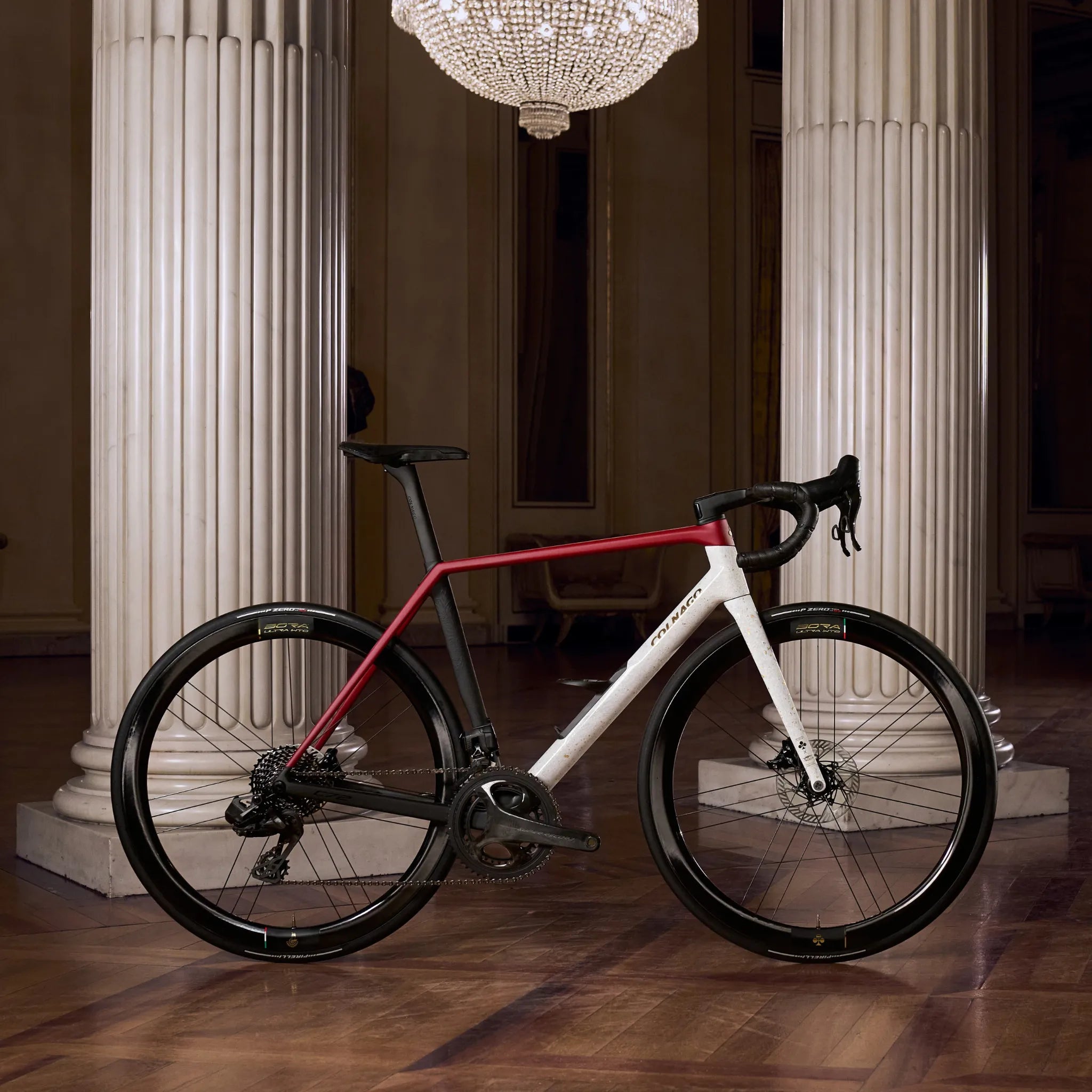 Rennrad Colnago C72 in rot-weiß vor Säulen, ideal für Straßenradsport-Einsätze.