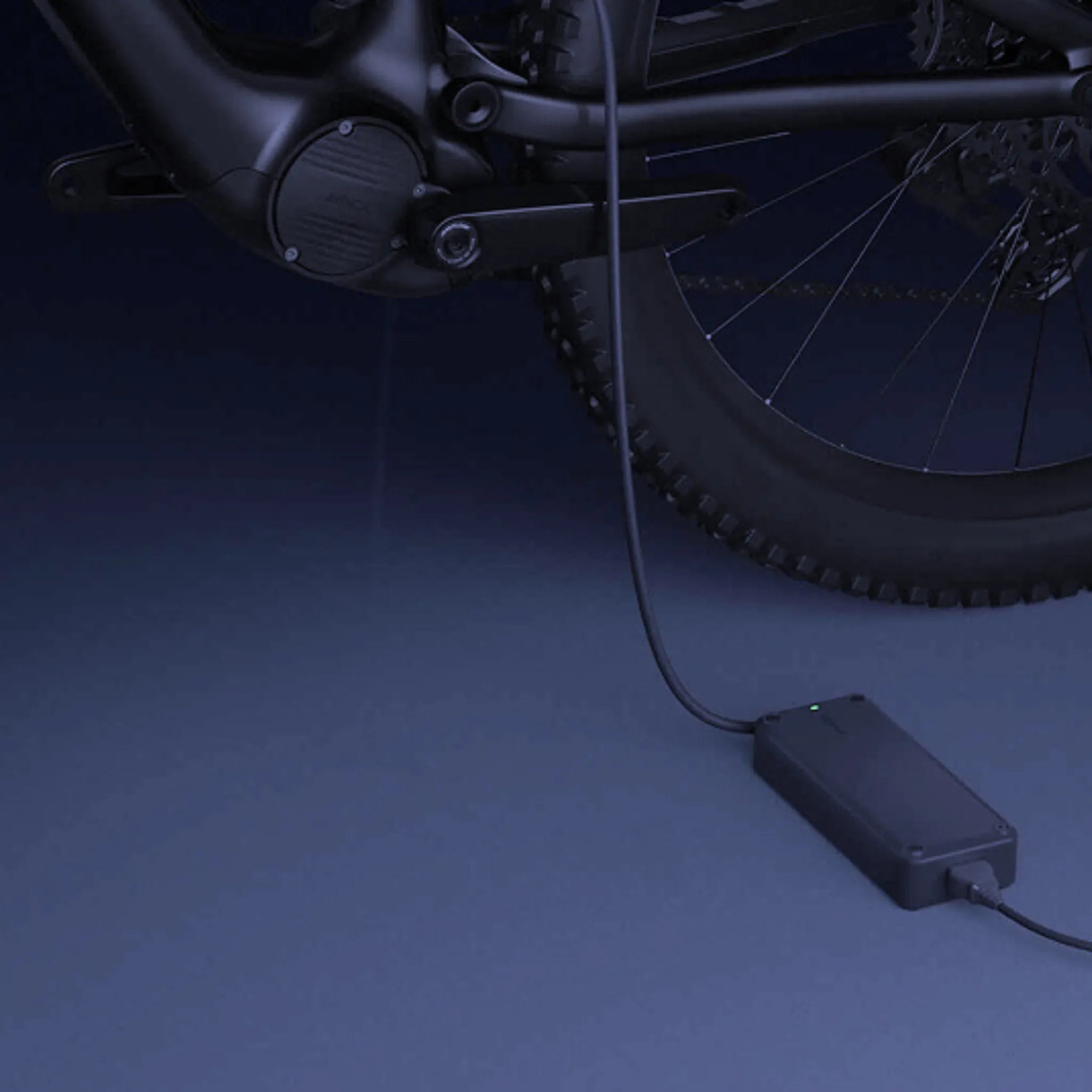 Ladegerät für E-Bike verbunden mit dem Motor. Dunkle Hintergründe, geeignet für Outdoor-Enthusiasten und Pendler.